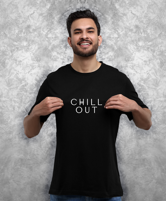 Uśmiechnięty mężczyzna stojący przodem o kamery, ubrany w czarną koszulkę z białym napisem "chill out"