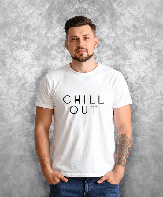 Mężczyzna stojący przodem o kamery, ubrany w białą koszulkę z czarnym napisem "chill out"