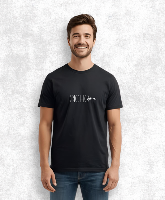 zdjęcie uśmiechniętego mężczyzny w czarnym t-shircie z białym napisem "Cicho sza"