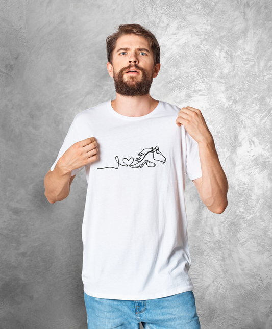 Mężczyzna stojący przodem do kamery, ubrany w białą koszulkę z czarnym nadrukiem przedstawiającym dwa konie i napis układający się w napis " love horses"