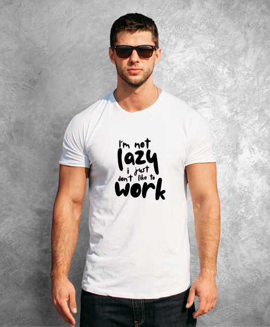 Mężczyzna w białej koszulki z czarnym napisem "I'm not lazy I just don't like to work"
