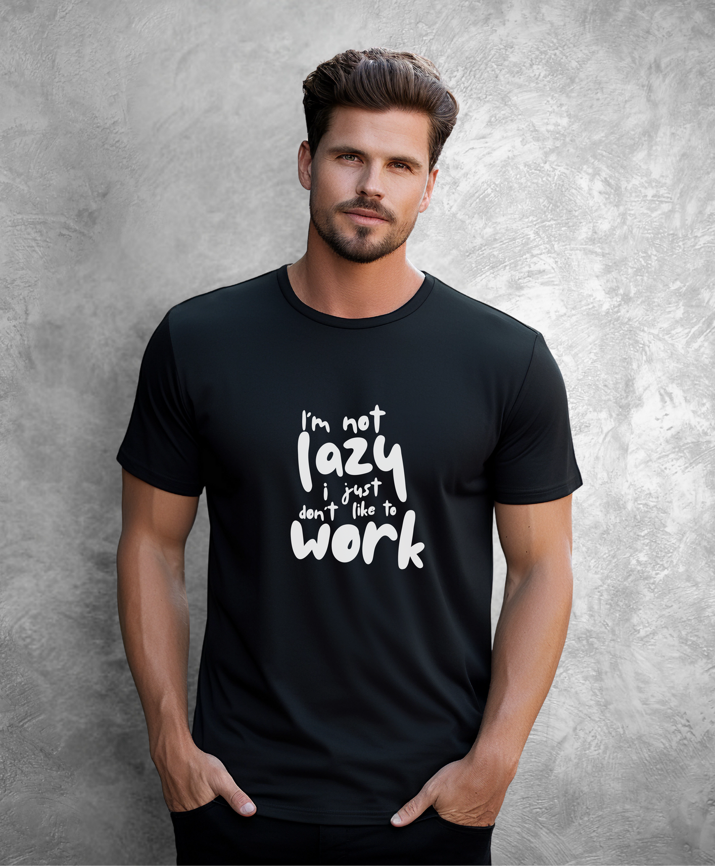 Mężczyzna w czarnym t-shitcie z białym napisem "I'm not lazy I just don't like to work"
