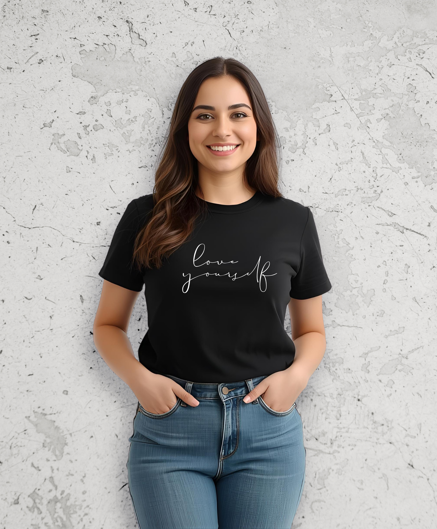Uśmiechnięta kobieta w czarnym t-shirta z białym nadrukiem "Love yourself"