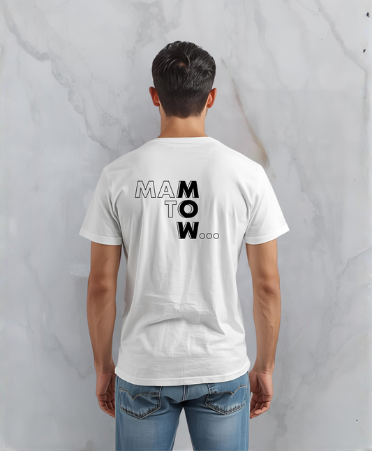 Mężczyzna stojący tyłem do kamery. Ubrany w biały t-shirt z czarnym napisem "Mam to w..."