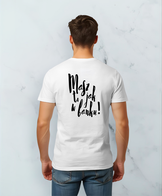 Mężczyzna stojący tyłem do kamery. Ubrany w białą koszulkę z czarnym napisem "Masz to jak w banku" na plecach