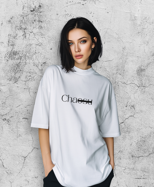 kobieta w białej koszulce z czarnym napisem "You are unique".