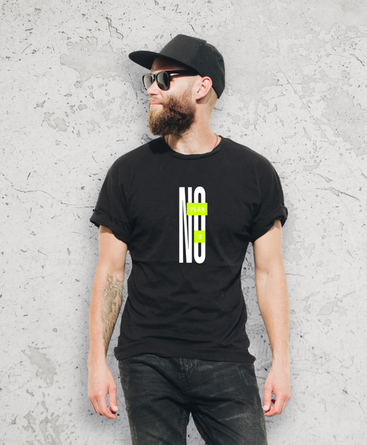 Mężczyzna w czarnej koszulki z białym napisem "No plan B"