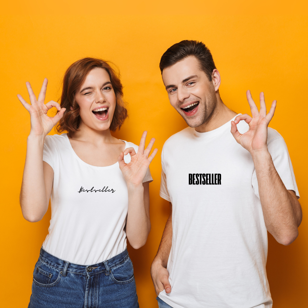 obrazek przedstawia parę osób, kobietę i mężczyznę ubranych w białe koszulki z napisami: bestseller
