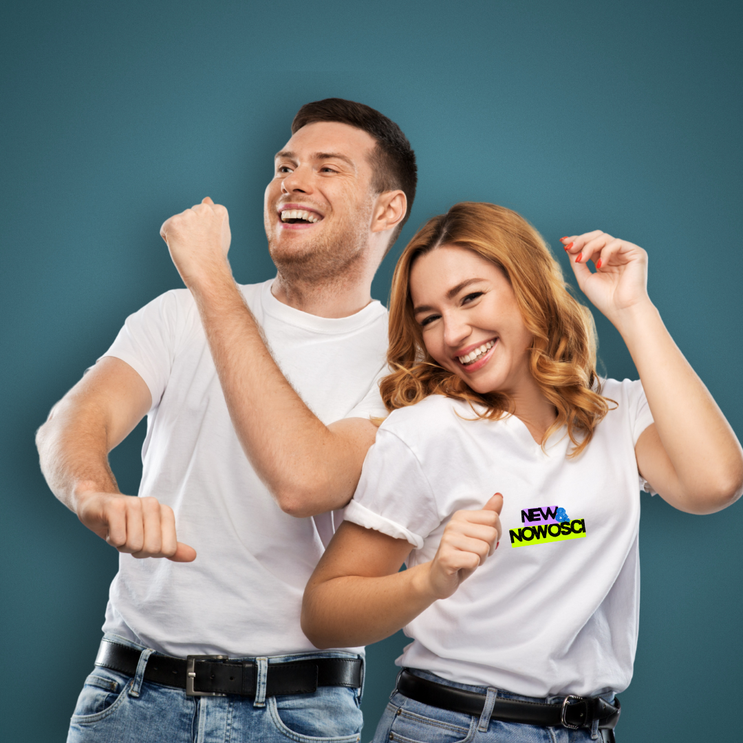 obrazek przedstawia parę osób, kobietę i mężczyznę ubranych w białe koszulki z napisem: nowości