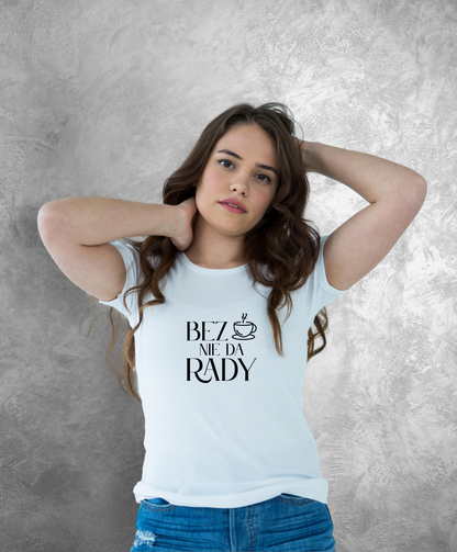 Zdjęcie przedstawia kobietę w białej koszulce z czarnym napisem "Bez kawy nie da rady".  