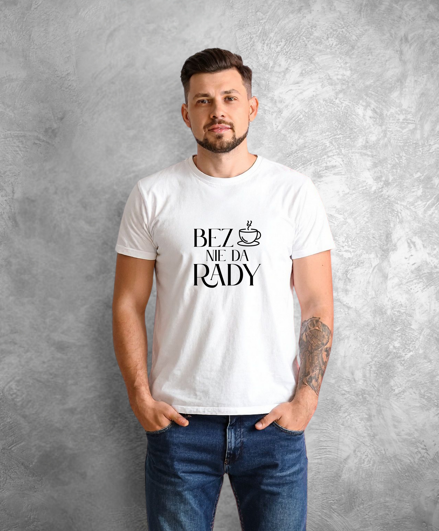 Zdjęcie przedstawia mężczyznę w białej koszulce z czarnym napisem "Bez kawy nie da rady".  