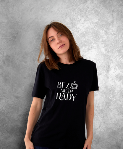 Zdjęcie przedstawia uśmiechniętą kobietę w czarnej koszulce z napisem "Bez kawy nie da rady". 