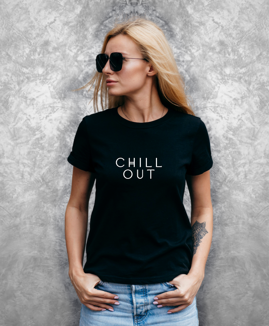 Kobieta stojąca przodem o kamery, ubrana w czarną koszulkę z białym napisem "chill out"