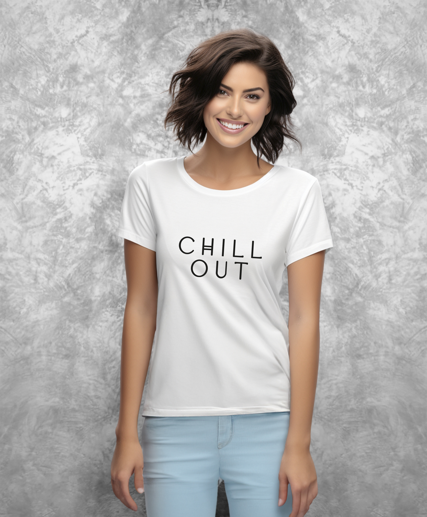 Uśmiechnięta kobieta stojąca przodem o kamery, ubrana w białą koszulkę z czarnym napisem "chill out"