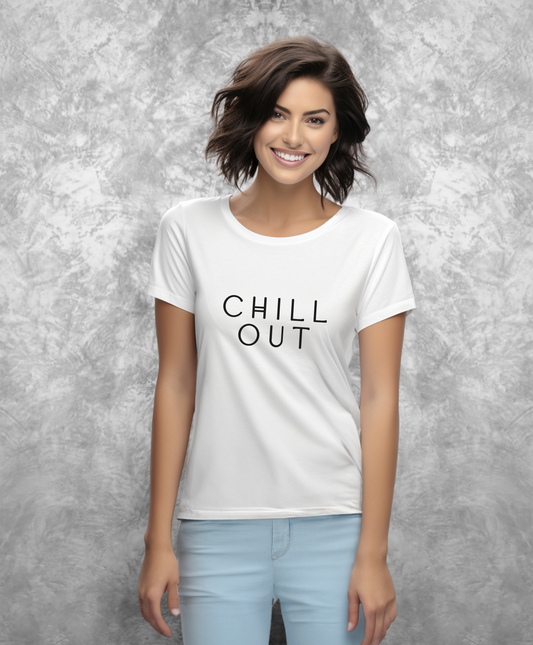 Uśmiechnięta kobieta stojąca przodem o kamery, ubrana w białą koszulkę z czarnym napisem "chill out"