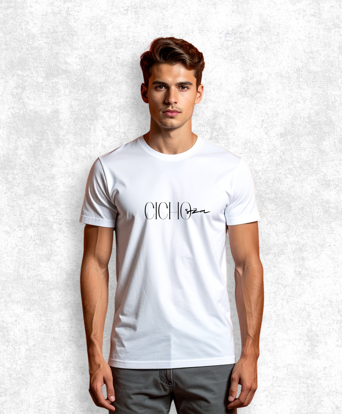 zdjęcie mężczyzny w białym t-shircie z czarnym napisem "Cicho sza"