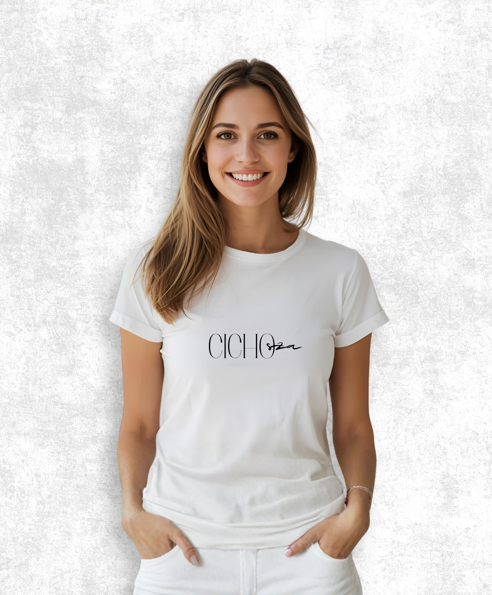 zdjęcie uśmiechniętej kobiety w białym t-shircie z czarnym napisem "Cicho sza"