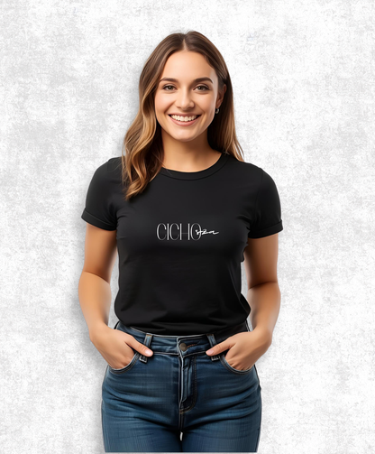 zdjęcie uśmiechniętej kobiety w czarnym t-shircie z białym napisem "Cicho sza"