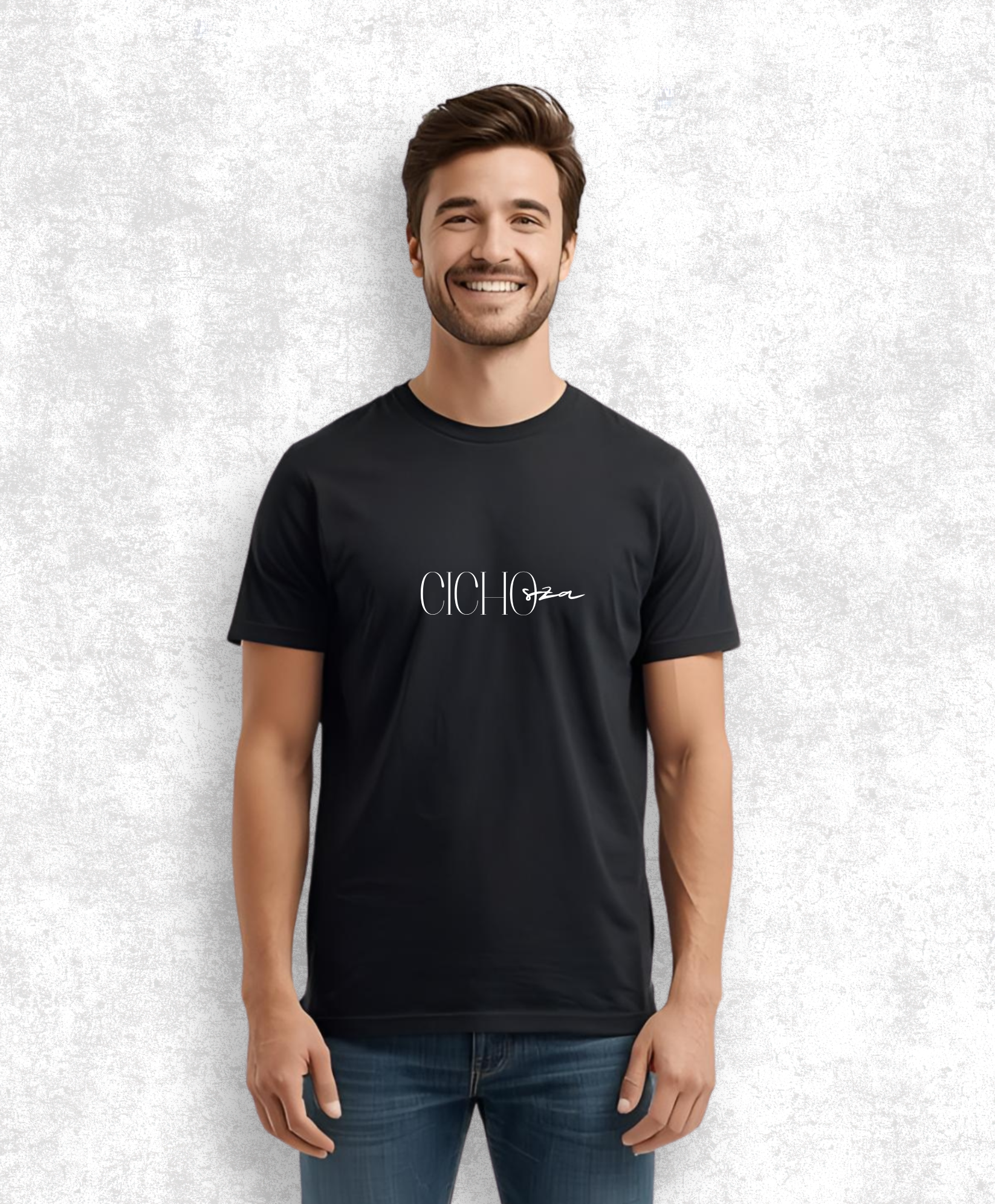 zdjęcie uśmiechniętego mężczyzny w czarnym t-shircie z białym napisem "Cicho sza"