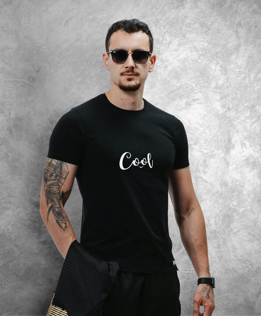 mężczyzna w ciemnych okularach przeciwsłonecznych w czarnym t-shircie z białym napisem "Cool"