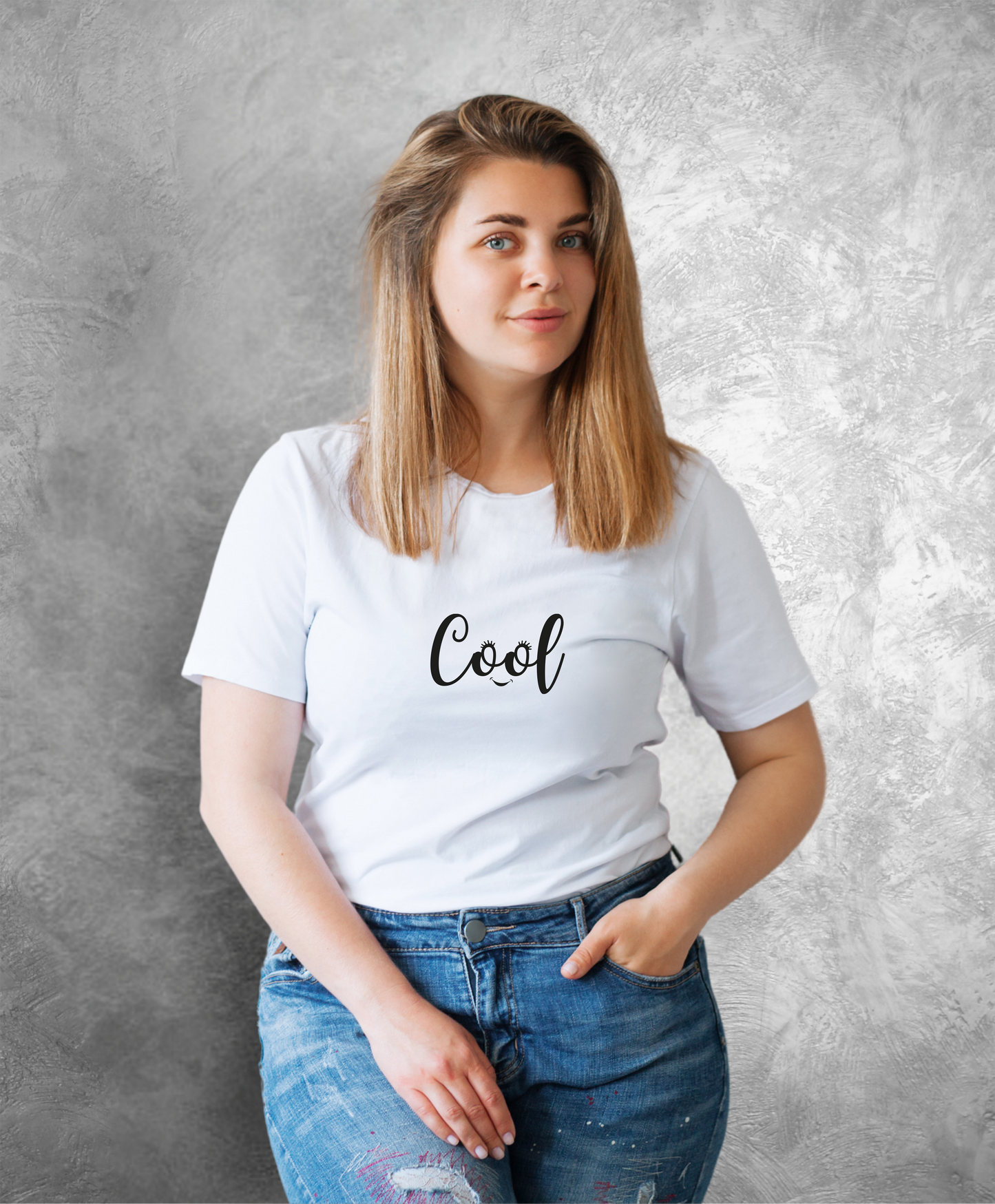 Kobieta w białym t-shircie z czarnym napisem "Cool"