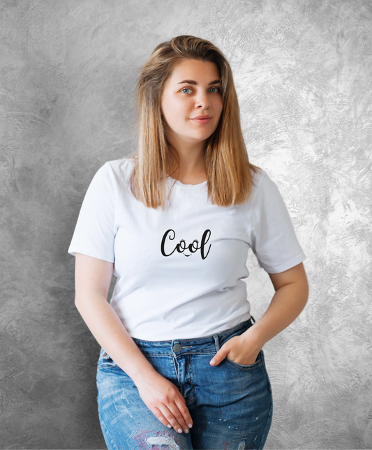 Kobieta w białym t-shircie z czarnym napisem "Cool"