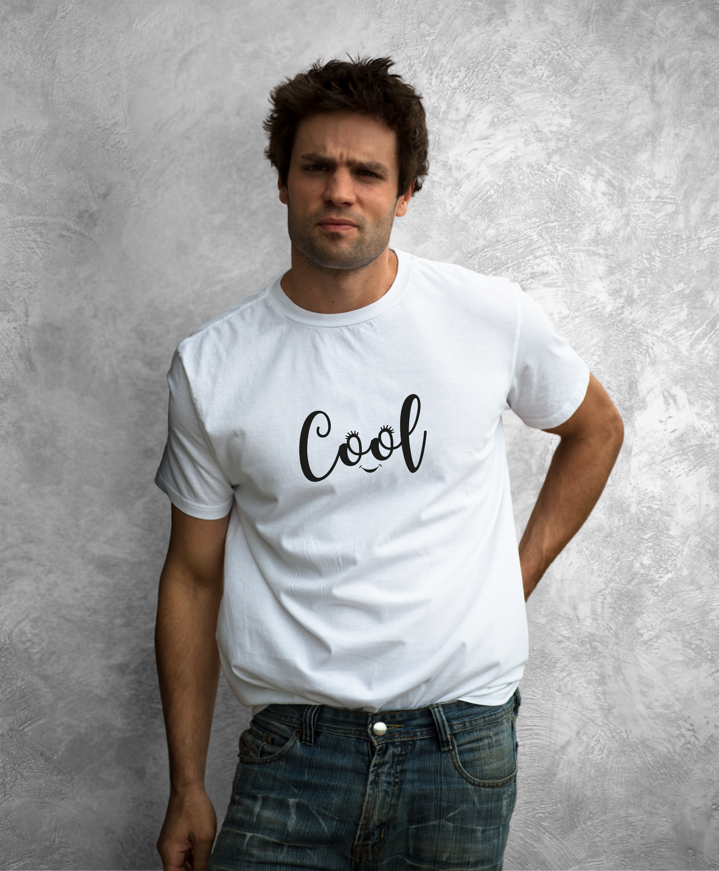 Mężczyzna w białym t-shircie z czarnym napisem "Cool"