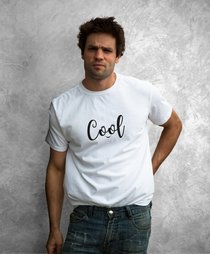 Mężczyzna w białym t-shircie z czarnym napisem "Cool"