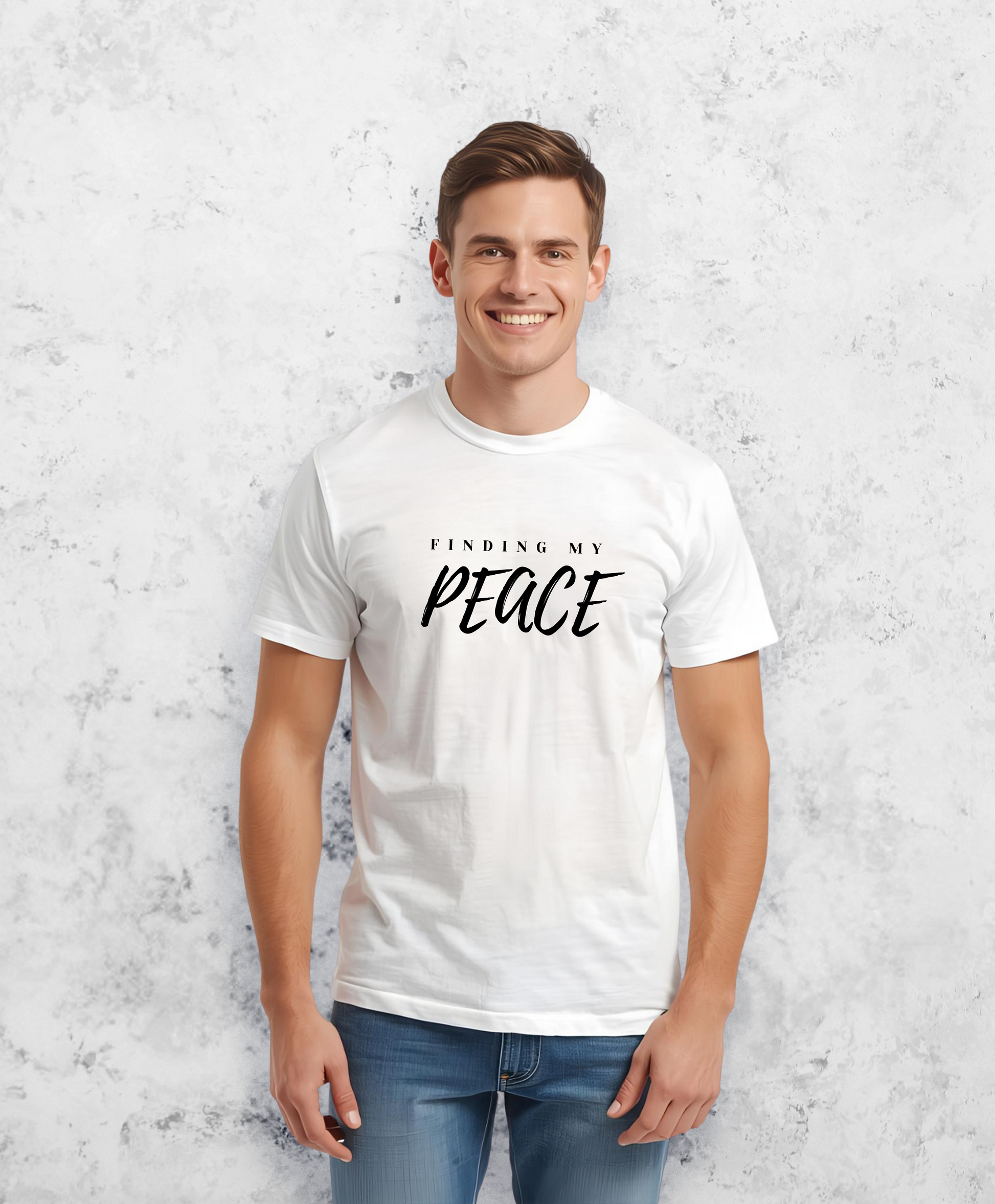 Uśmiechnięty mężczyzna, stojący przodem do kamery, biały w czarny t-shirt, koszulkę, z czarnym napisem "Finding my peace"