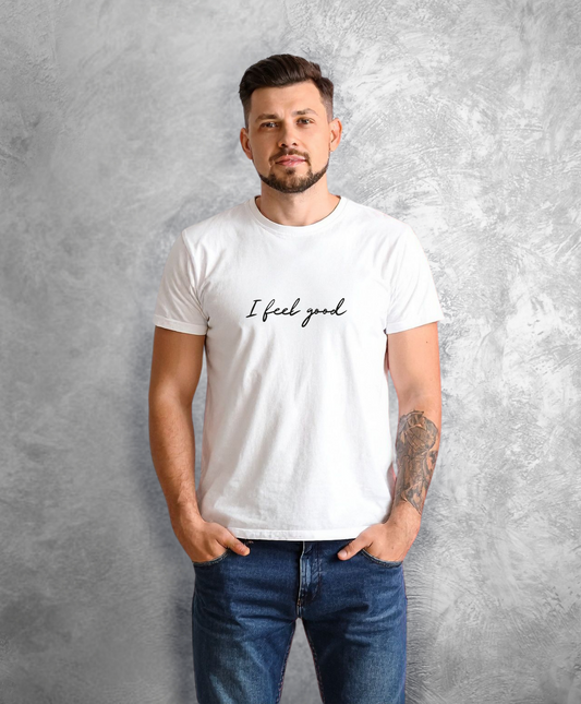 Pozujący do kamery mężczyzna stojący przodem do kamery ubrany w biały t-shirt z czarnym napisem "I feel good"