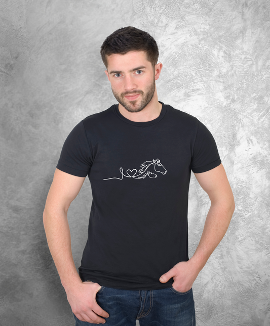  Mężczyzna stojący przodem do kamery, ubrany w czarną koszulkę z białym nadrukiem przedstawiającym dwa konie i napis układający się w napis " love horses"