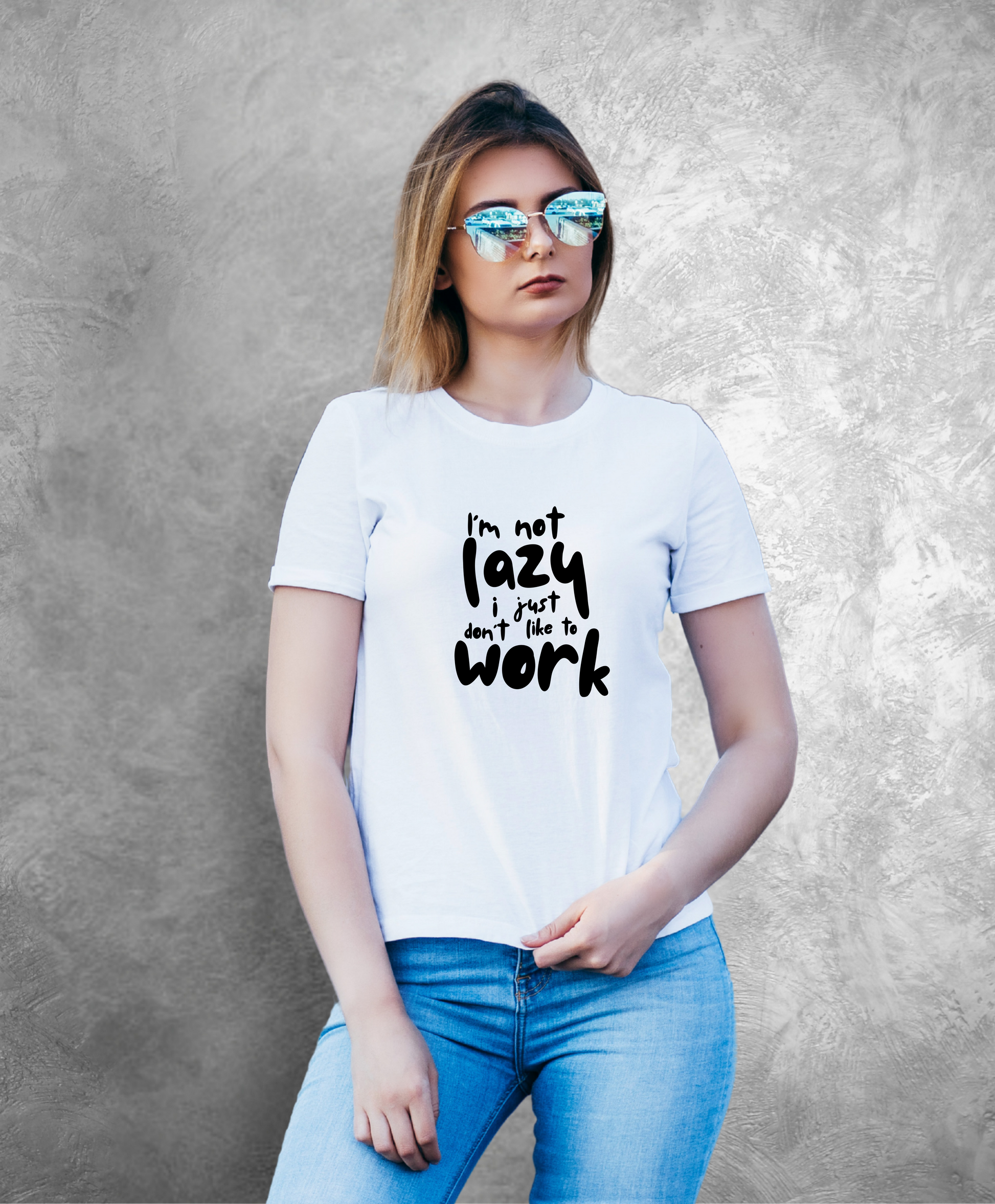 Kobieta w białej koszulki z czarnym napisem "I'm not lazy I just don't like to work"