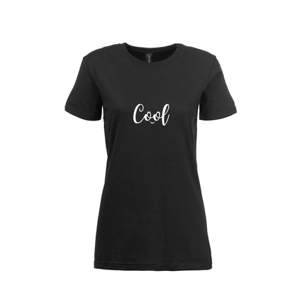 wizualizacja damskiego czarnego t-shirta z białym napisem "cool"