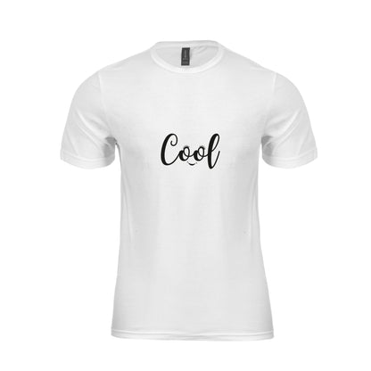 Wizualizacja męskiego białego t-shirta z czarnym napisem "cool"