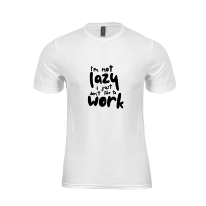 Wizualizacja męskiej białej koszulki z czarnym napisem "I'm not lazy I just don't like to work"