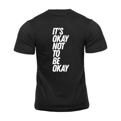 Wizualizacja męskiej czarnej koszulki z białeym napisem na tyle "It's ok not to be ok". 