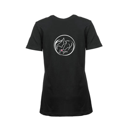 Wizualizacja przedstawia czarny damski t-shirt z nadrukiem na plecach.  Nadruk przedstawia koło z graficznie pokazaną głową kobiety i konia z profilu oraz napis I love you, gdzie słowo "love" przedstawione jest jako różowe serce. Reszta nadruku jest w kolorze białym.