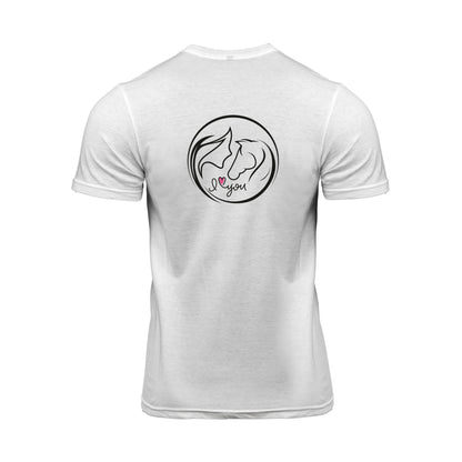 Wizualizacja przedstawia biały męski t-shirt z nadrukiem na plecach.  Nadruk przedstawia koło z graficznie pokazaną głową kobiety i konia z profilu oraz napis I love you, gdzie słowo "love" przedstawione jest jako różowe serce. Reszta nadruku jest w kolorze czarnym.