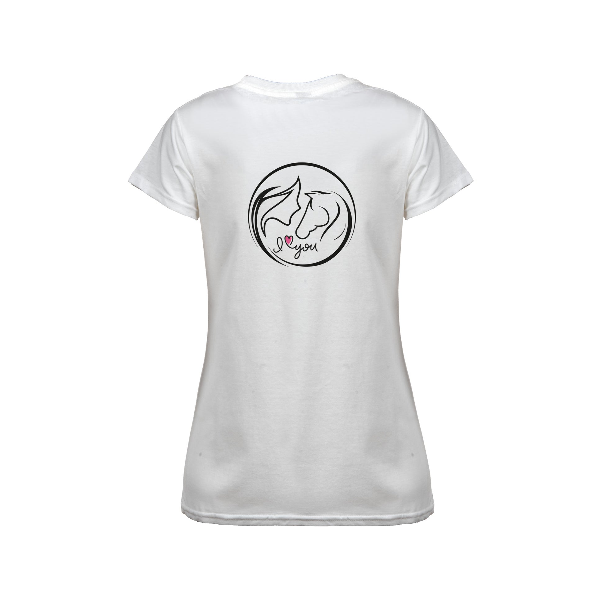 Wizualizacja przedstawia biały damski t-shirt z nadrukiem na plecach.  Nadruk przedstawia koło z graficznie pokazaną głową kobiety i konia z profilu oraz napis I love you, gdzie słowo "love" przedstawione jest jako różowe serce. Reszta nadruku jest w kolorze czarnym.