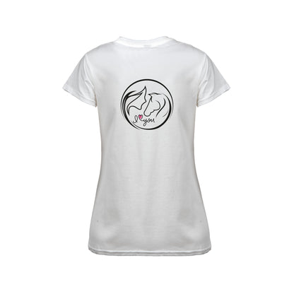 Wizualizacja przedstawia biały damski t-shirt z nadrukiem na plecach.  Nadruk przedstawia koło z graficznie pokazaną głową kobiety i konia z profilu oraz napis I love you, gdzie słowo "love" przedstawione jest jako różowe serce. Reszta nadruku jest w kolorze czarnym.