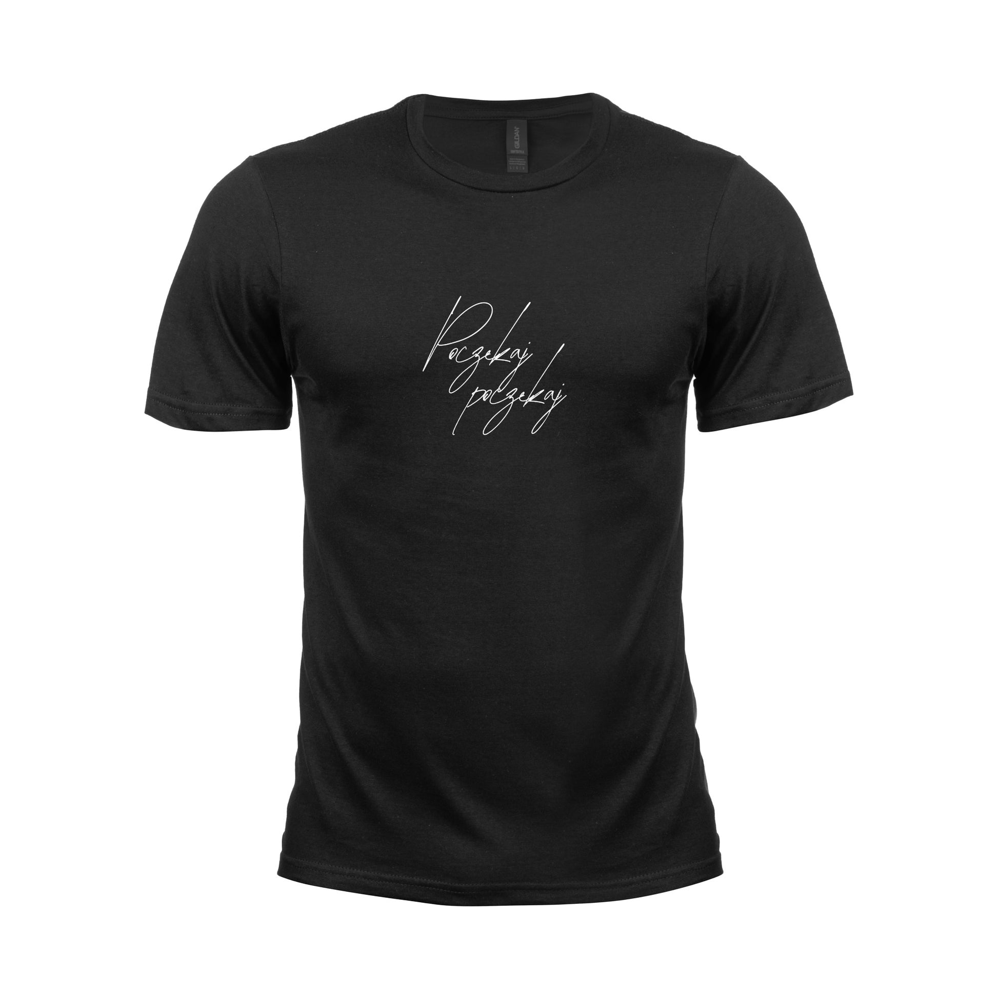 Zdjęcie przedstawia wizualizację męskiej, czarnej koszulki z białym napisem "Poczekaj, poczekaj"  