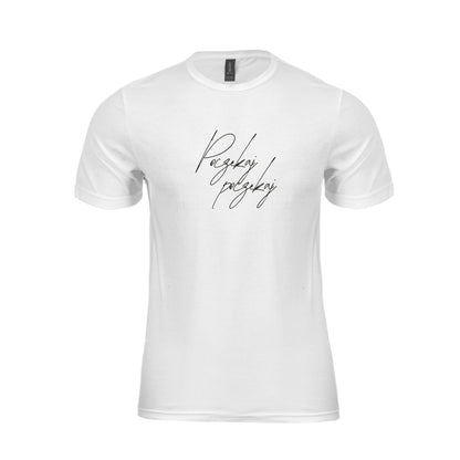 Zdjęcie przedstawia wizualizację męskiej białej koszulki z czarnym napisem "Poczekaj, poczekaj"