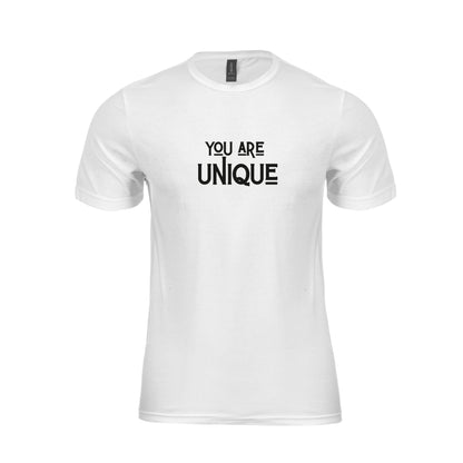 Wizualizacja białej koszulki z czarnym napisem "You are unique"