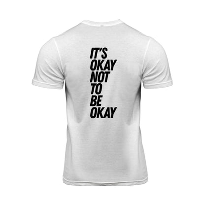 Wizualizacja męskiej białej koszulki z czarnym  napisem na tyle "It's ok not to be ok". 