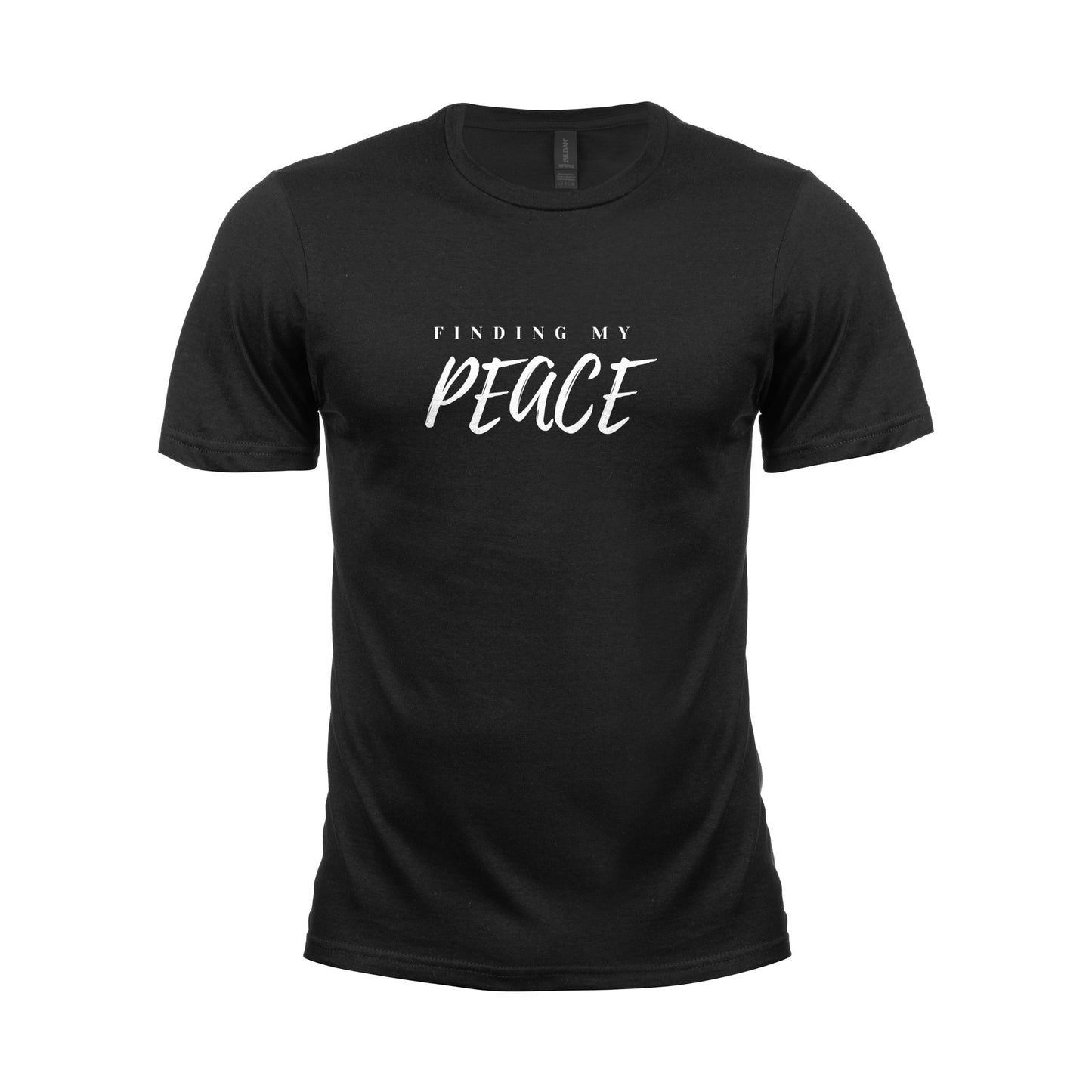 Wizualizacja męskiego czarnego t-shirta, koszulki, z białym napisem "Finding my peace"