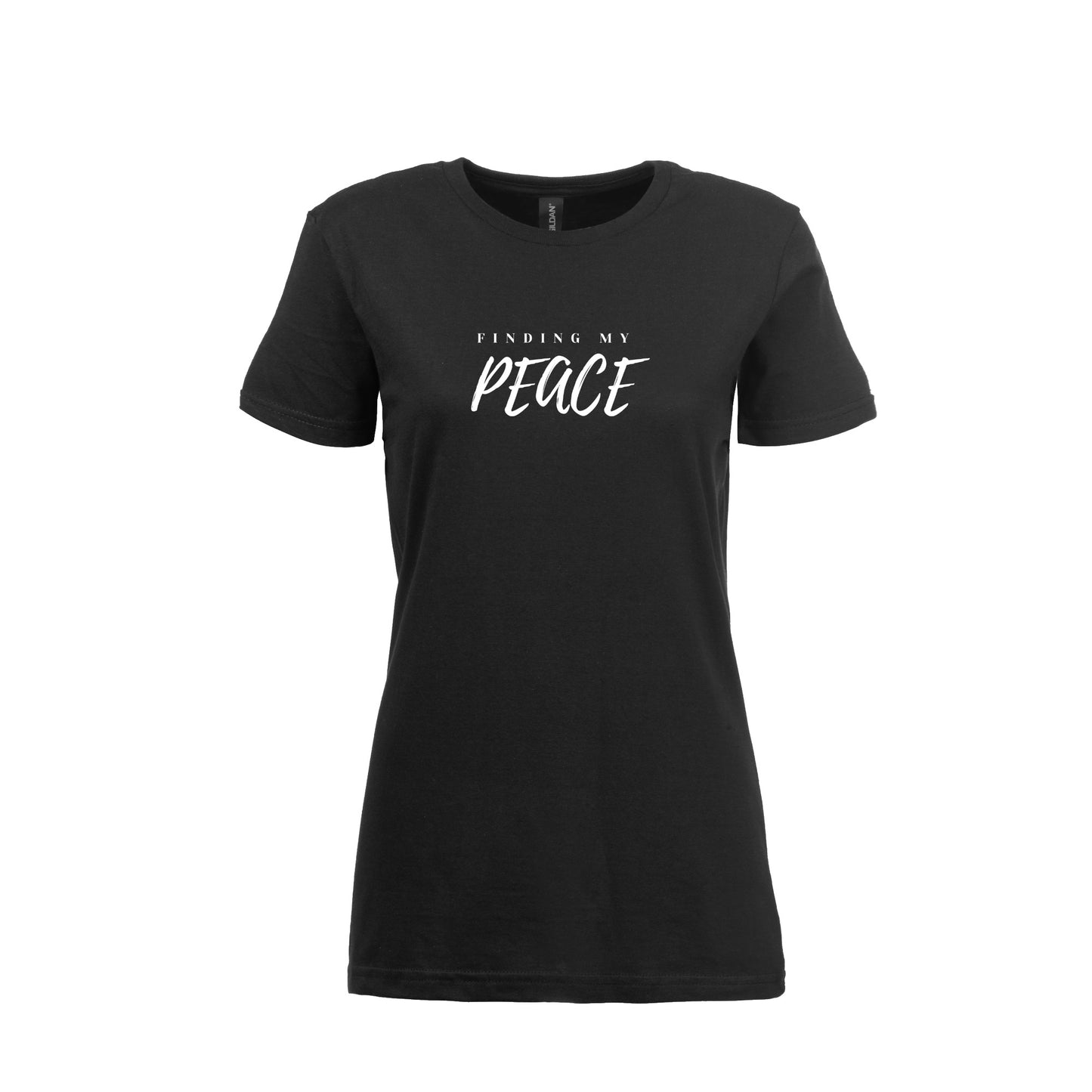 Wizualizacja damskiego czarnego t-shirta, koszulki, z białym napisem "Finding my peace"
