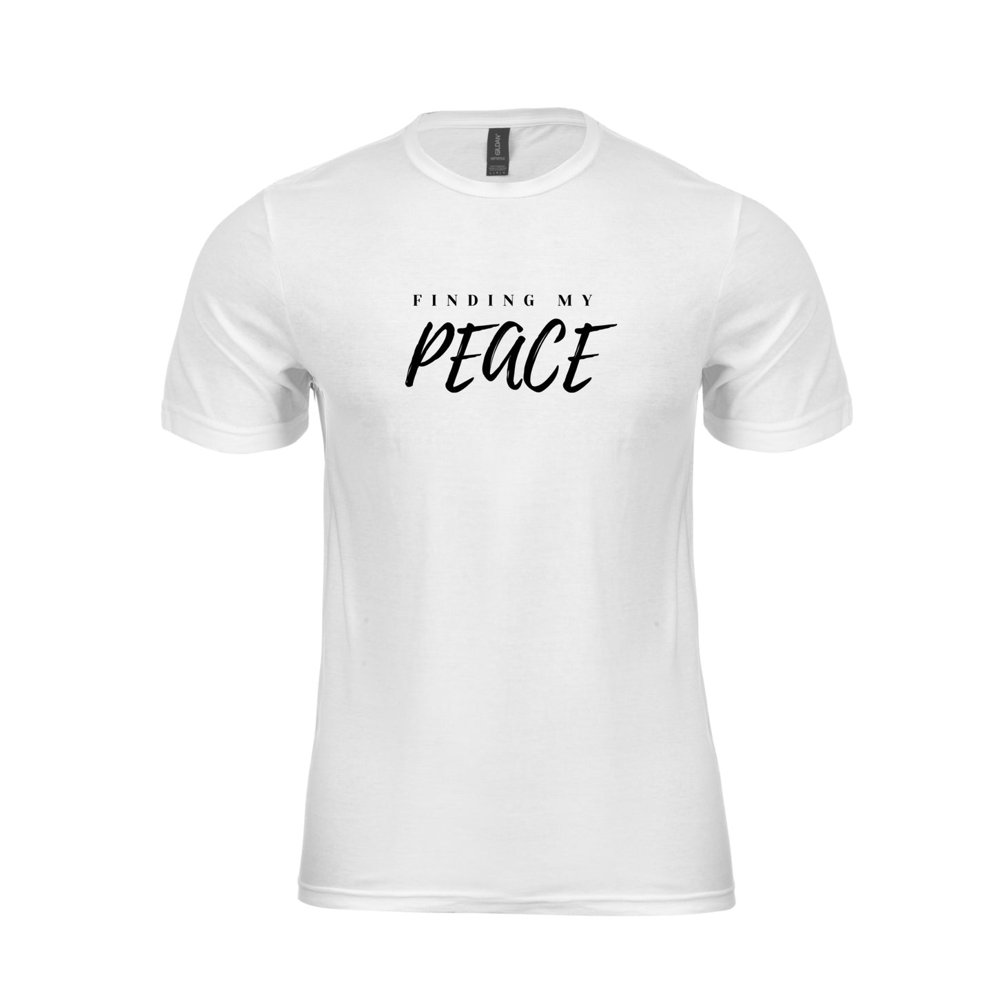 Wizualizacja męskiego białego  t-shirta, koszulki, z czarnym napisem "Finding my peace"