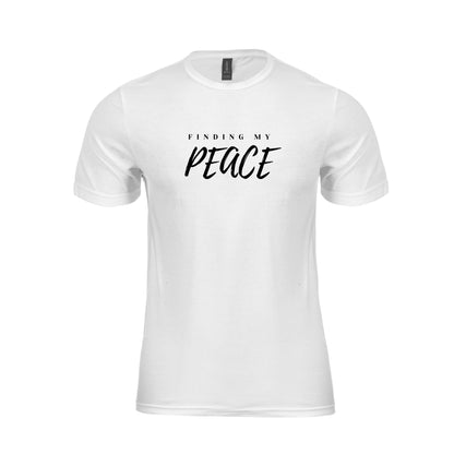 Wizualizacja męskiego białego  t-shirta, koszulki, z czarnym napisem "Finding my peace"
