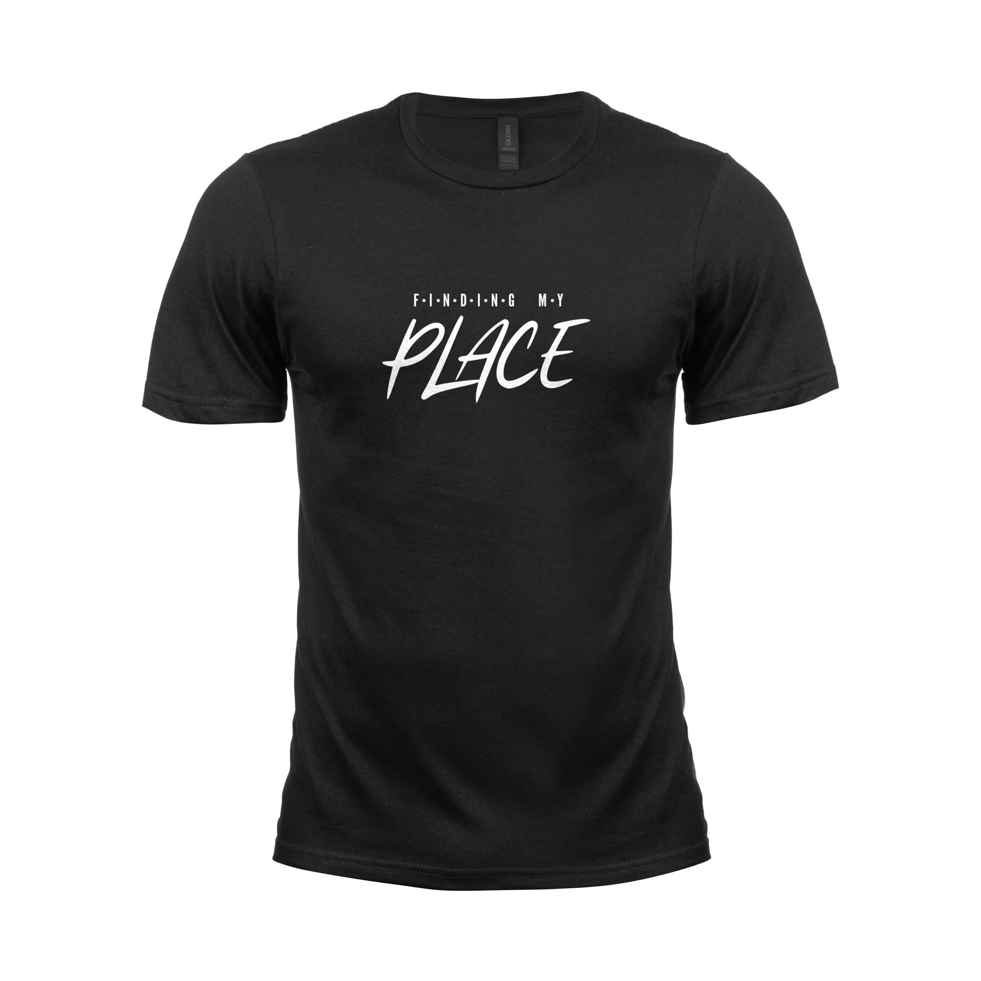 Wizualizacja męska czarnej koszulki z białym napisem "Finding my place"