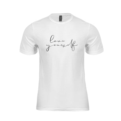 Wizualizacja męskiego białego  t-shirta z czarnym nadrukiem "Love yourself"